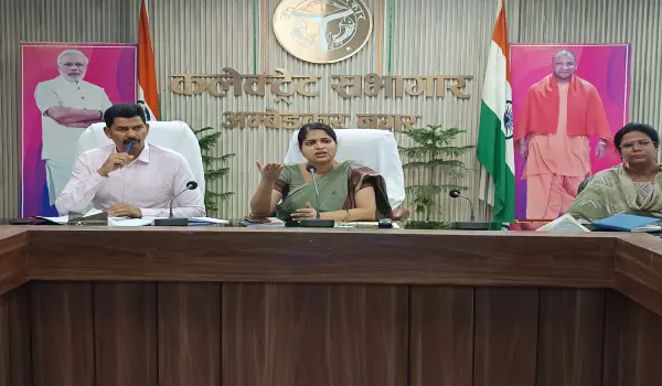 अम्बेडकरनगर में विकास कार्यों की समीक्षा, अधिकारियों को समयसीमा का निर्देश